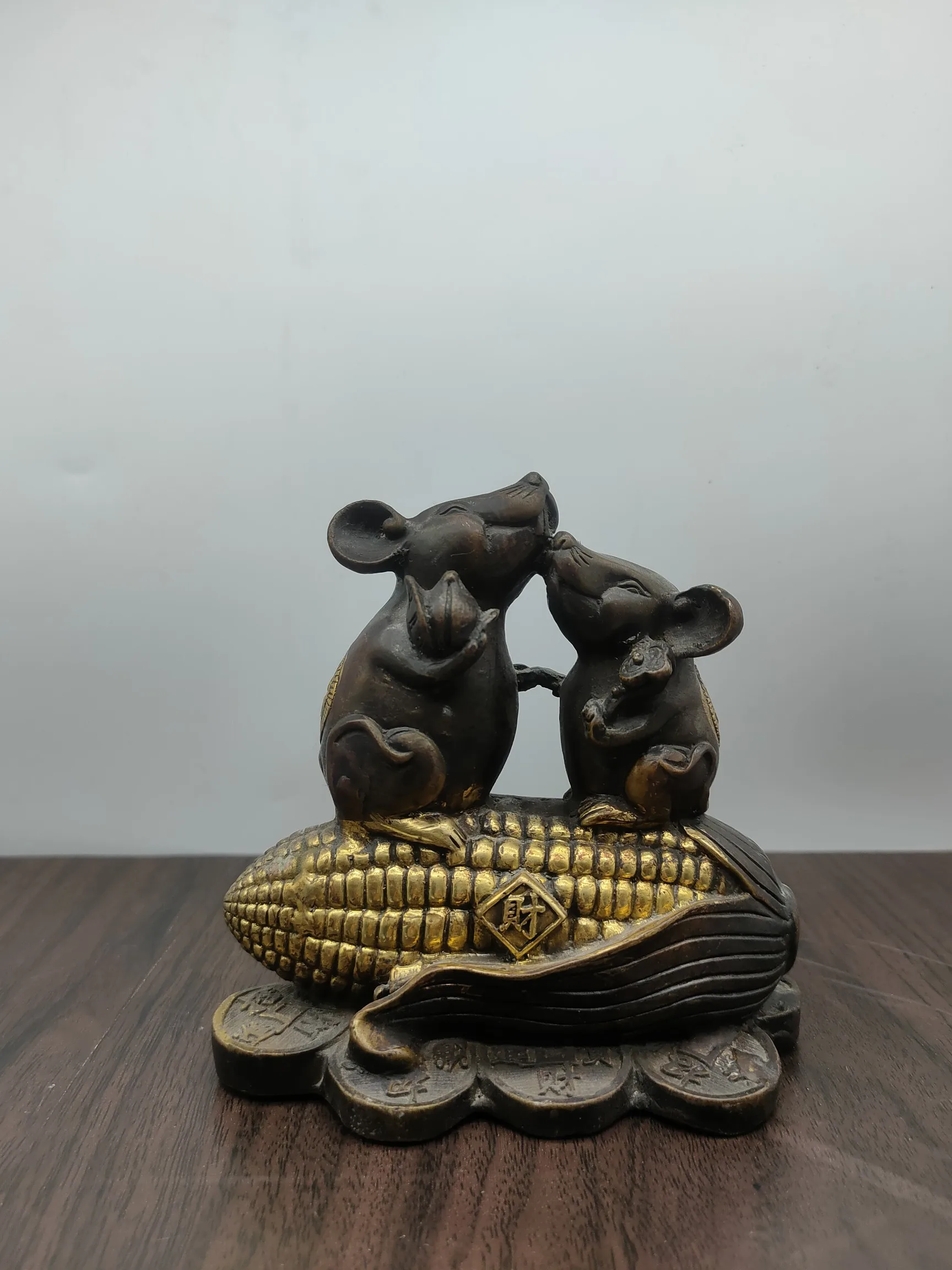 

Китайская старинная латунная позолоченная Кукуруза с изображением мыши, золотой мешок, статуя богатства фэн-шуй, домашнее металлическое ук...