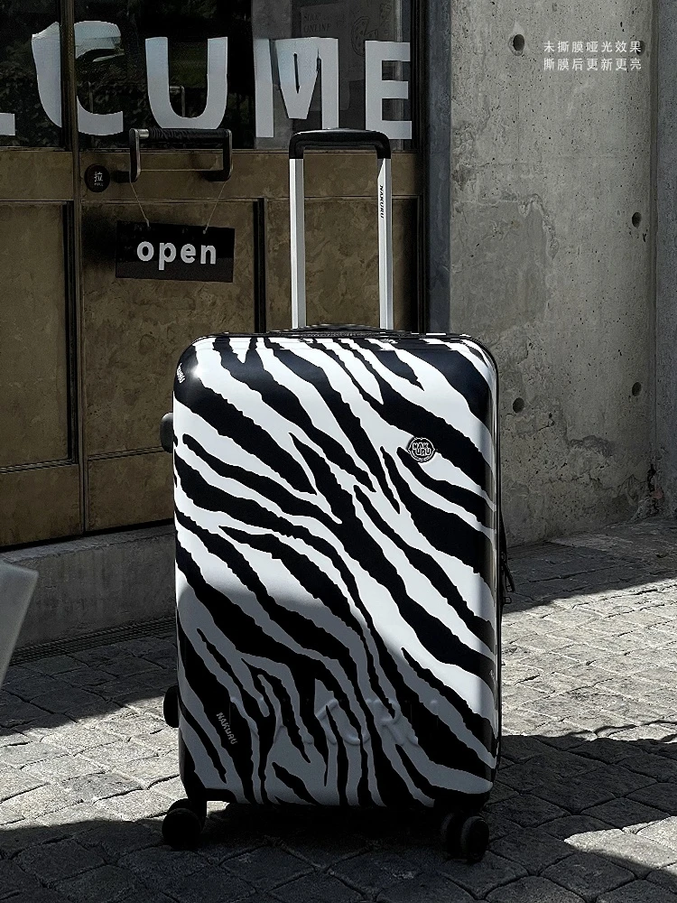 

Чемодан на колесиках для мужчин и женщин, винтажный чемодан с принтом зебры, 20 дюймов, чемодан на колесиках 240000, хипстерский комбинированный...