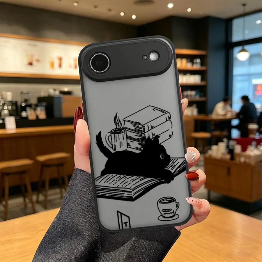 Фото Чехол для iPhone 17 Pro Max 16 Plus 7 8 SE 12 15 11 14 17e XS XR Air 13 Mini с дизайном «Кошка-кофейня» для любителей книг, задняя крышка-накладка №3