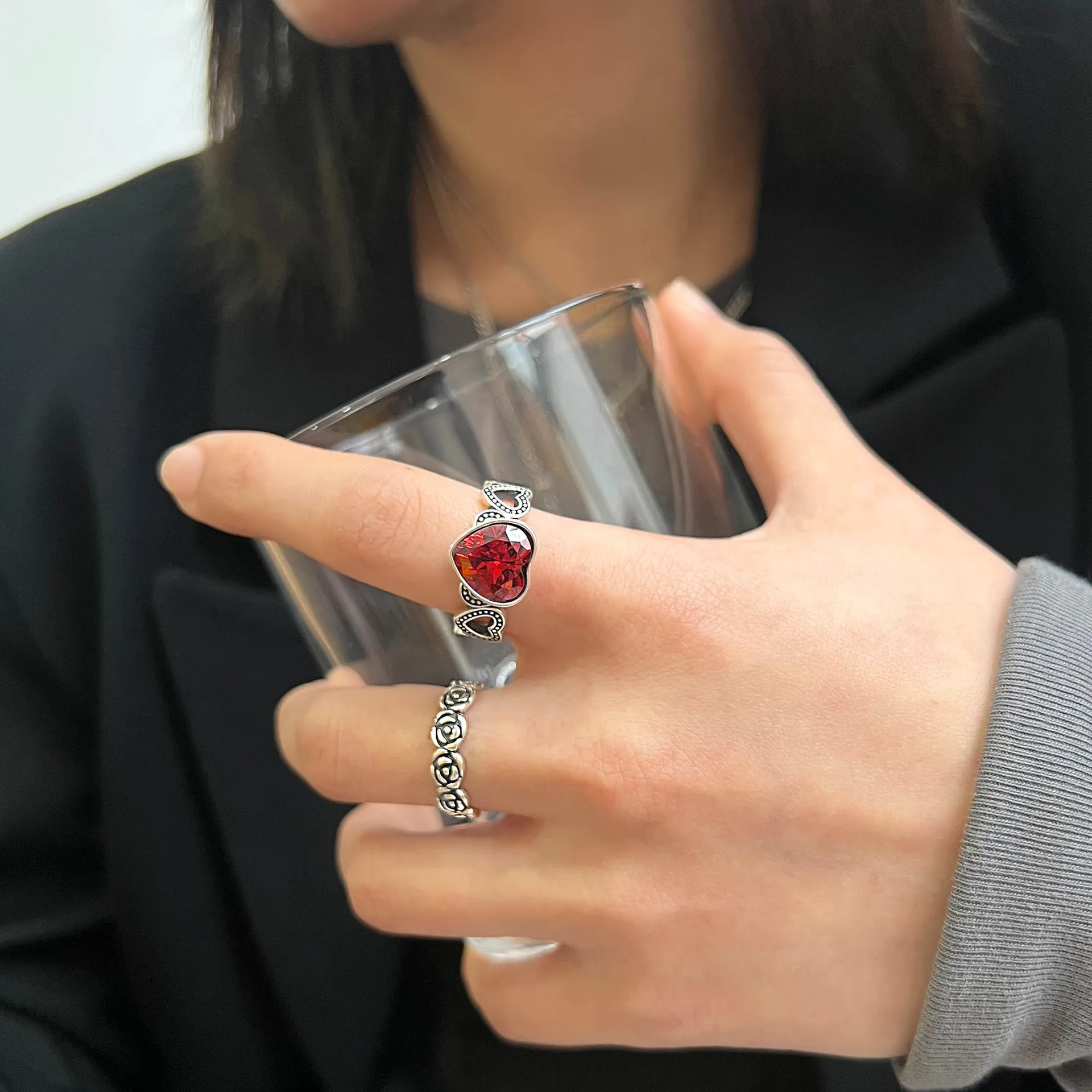 

Foydjew Retro Thai Silver Rose Flowers Pigeon Blood Red Zircon Rings 2022 Fashion Heart Shape Opening Ring Female Luxury Design