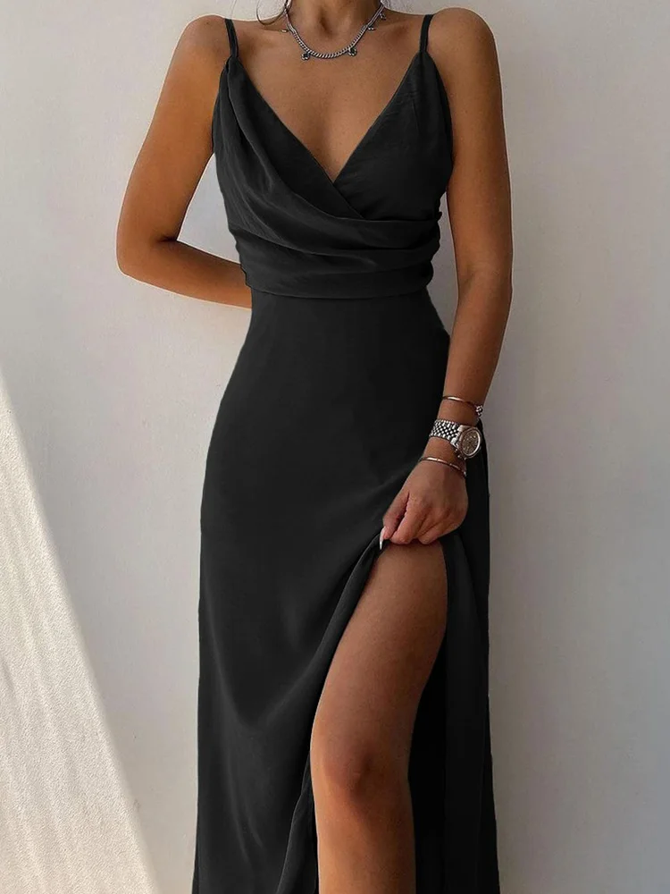 

Женское платье-комбинация на тонких бретельках