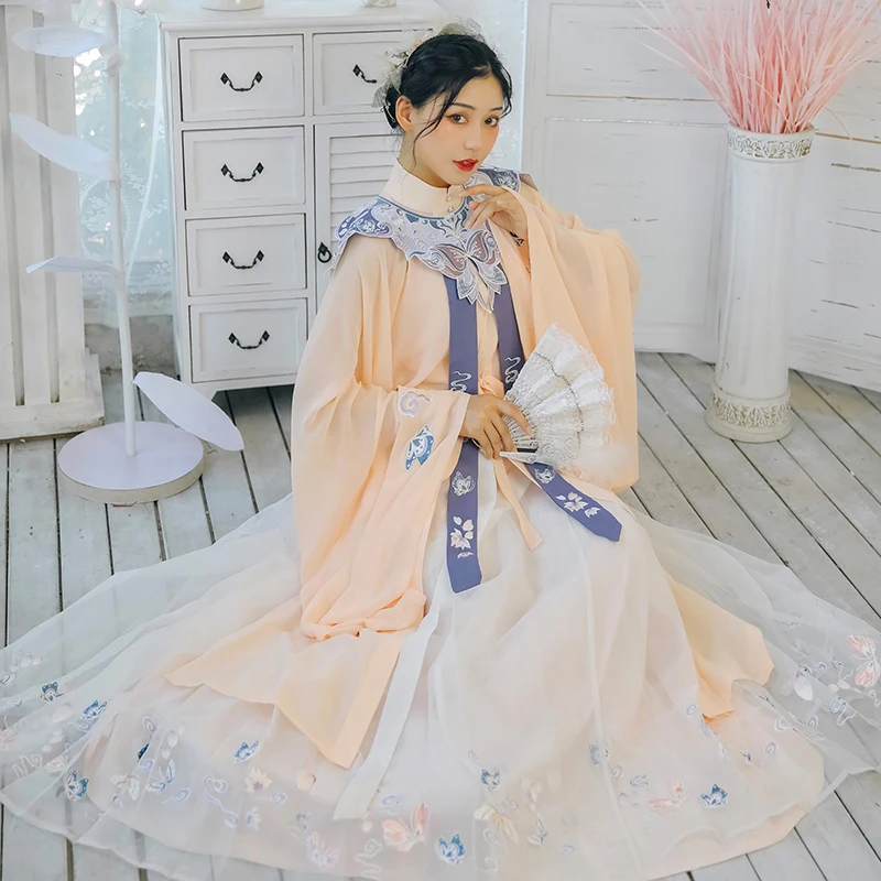 

Женское длинное платье с воротником-стойкой и вышивкой