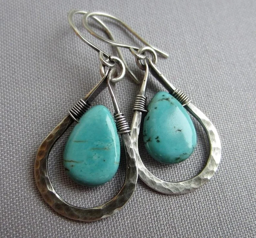 

Vintage Green Stone Drop Earrings Exquisite Hand-wound Creative Hammered Earrings