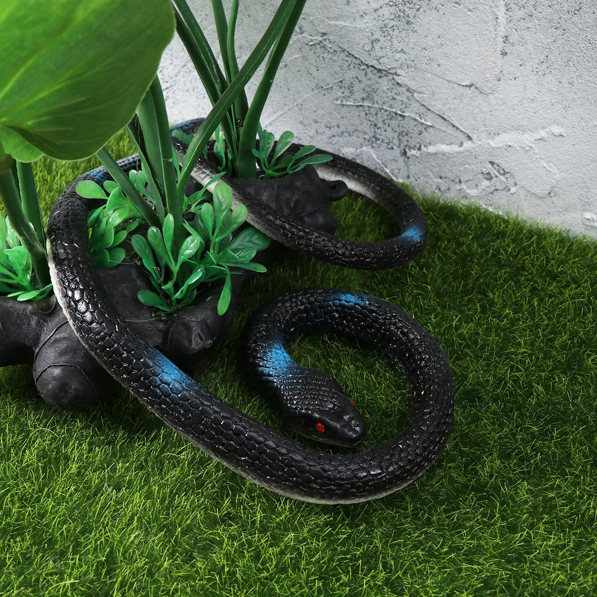 

Prank Props Realistic Rubber Black Round Head Snakes Fake Snake Toys Party Prop for Halloween Festival Random Color