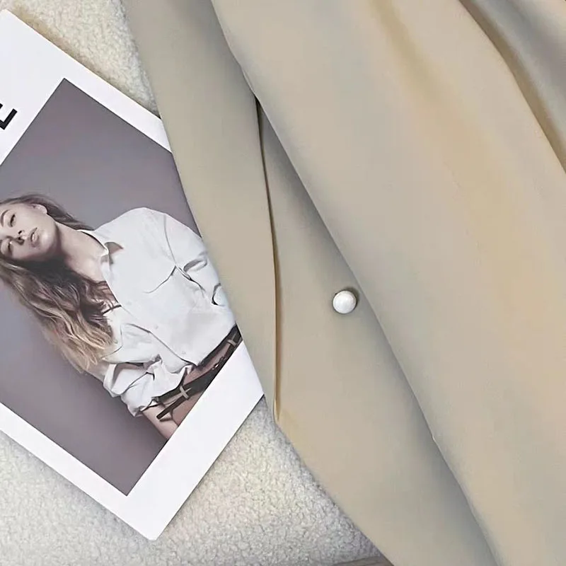 Женский укороченный пиджак однотонный двубортный офисный с длинным рукавом в