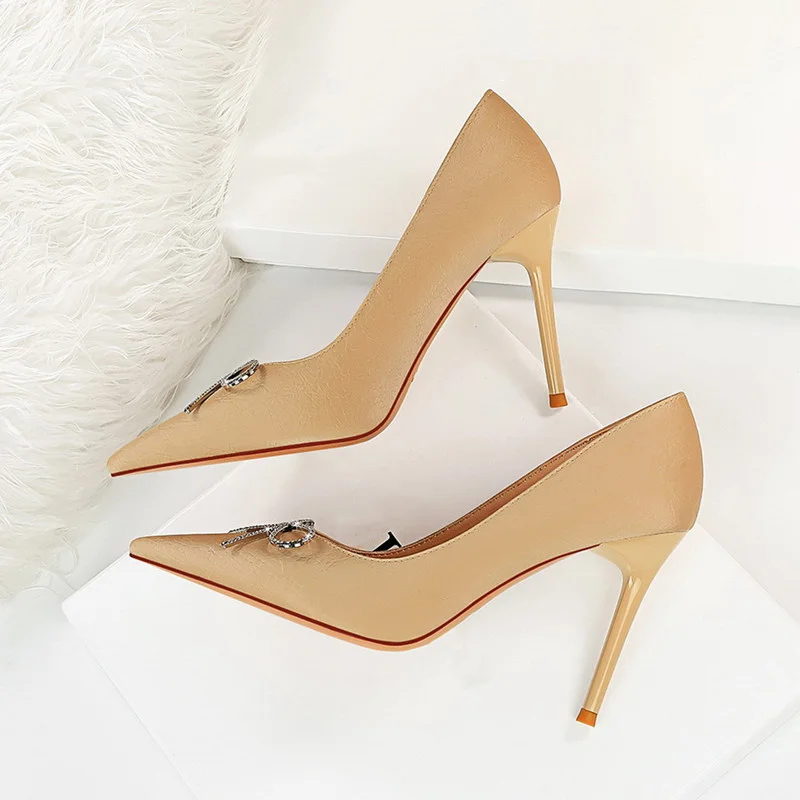 

Туфли стразы женские с бантом, элегантные туфли-лодочки на тонком высоком каблуке, заостренный носок, Офисная модная классическая кожаная о...