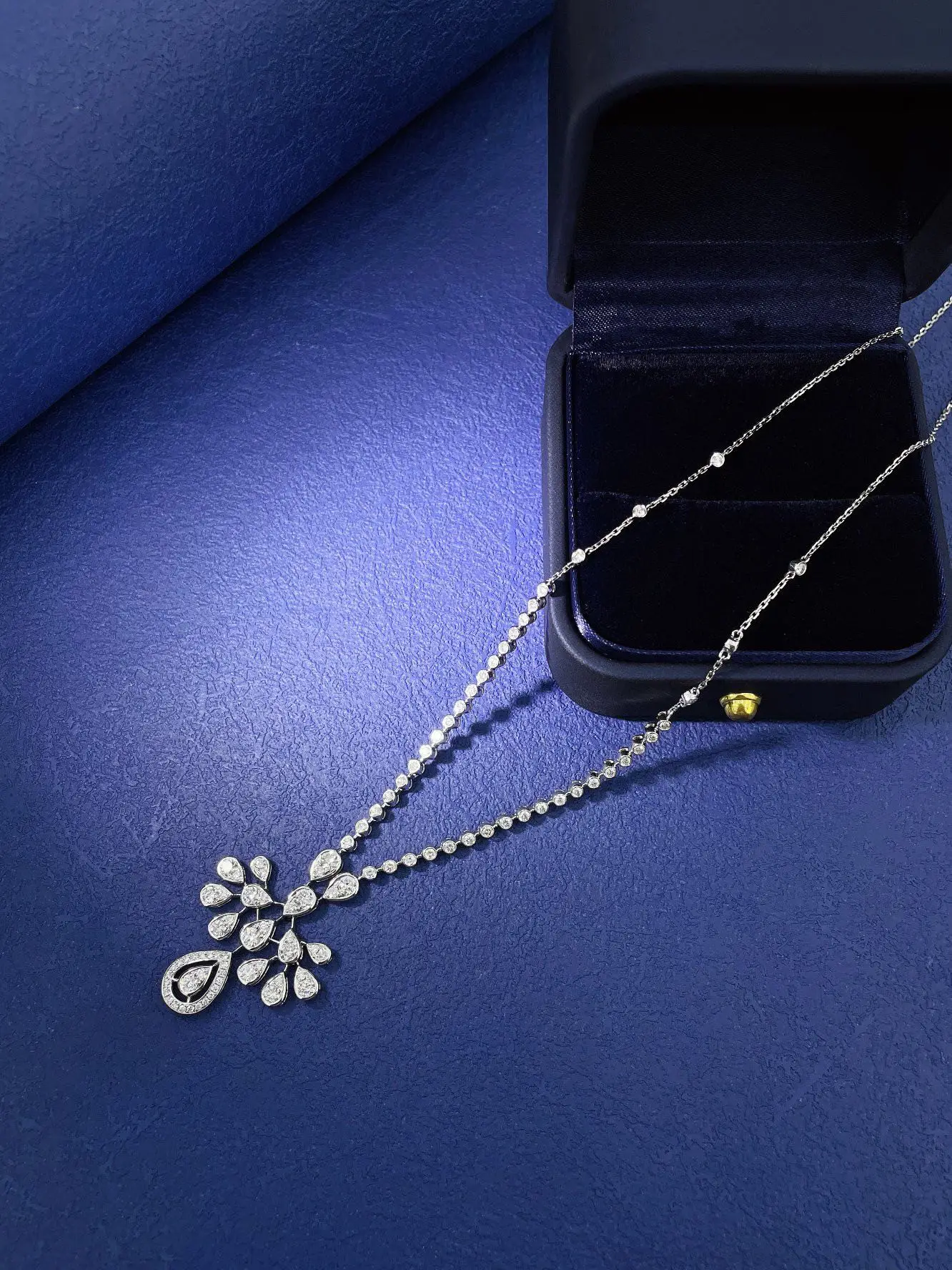 Женское колье из 18-каратного золота с бриллиантами