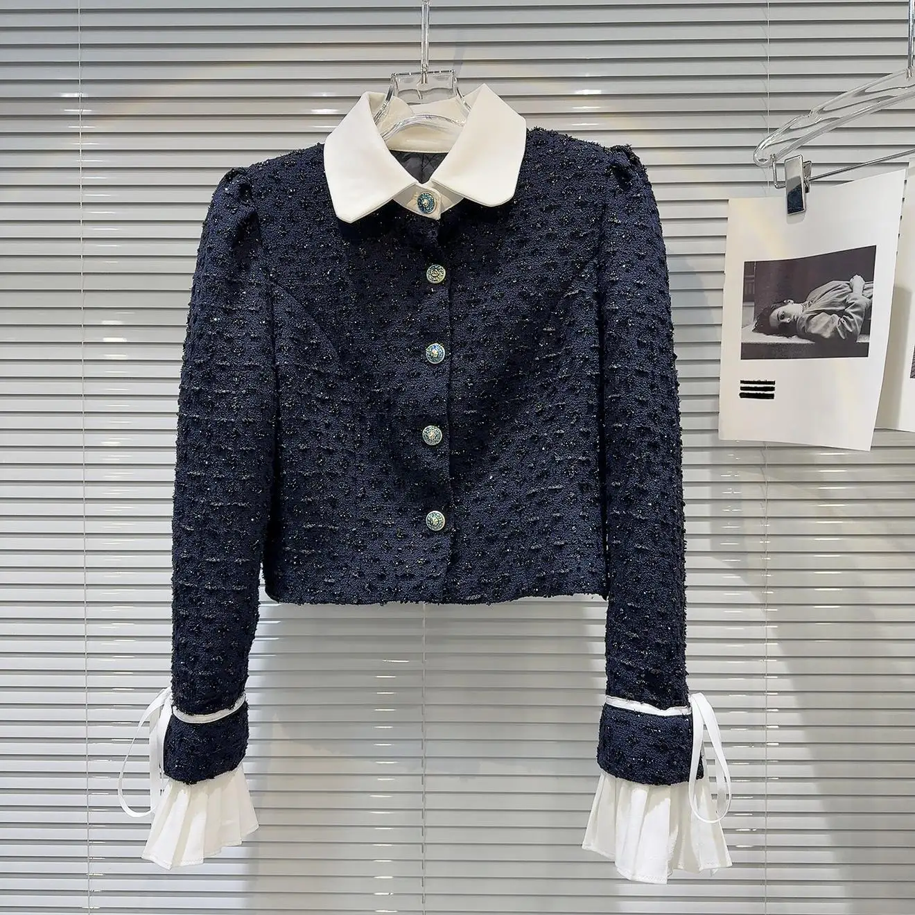 Та же модель что и Online Celebri 2024 новинка зимы изящный белый дизайн с лацканами