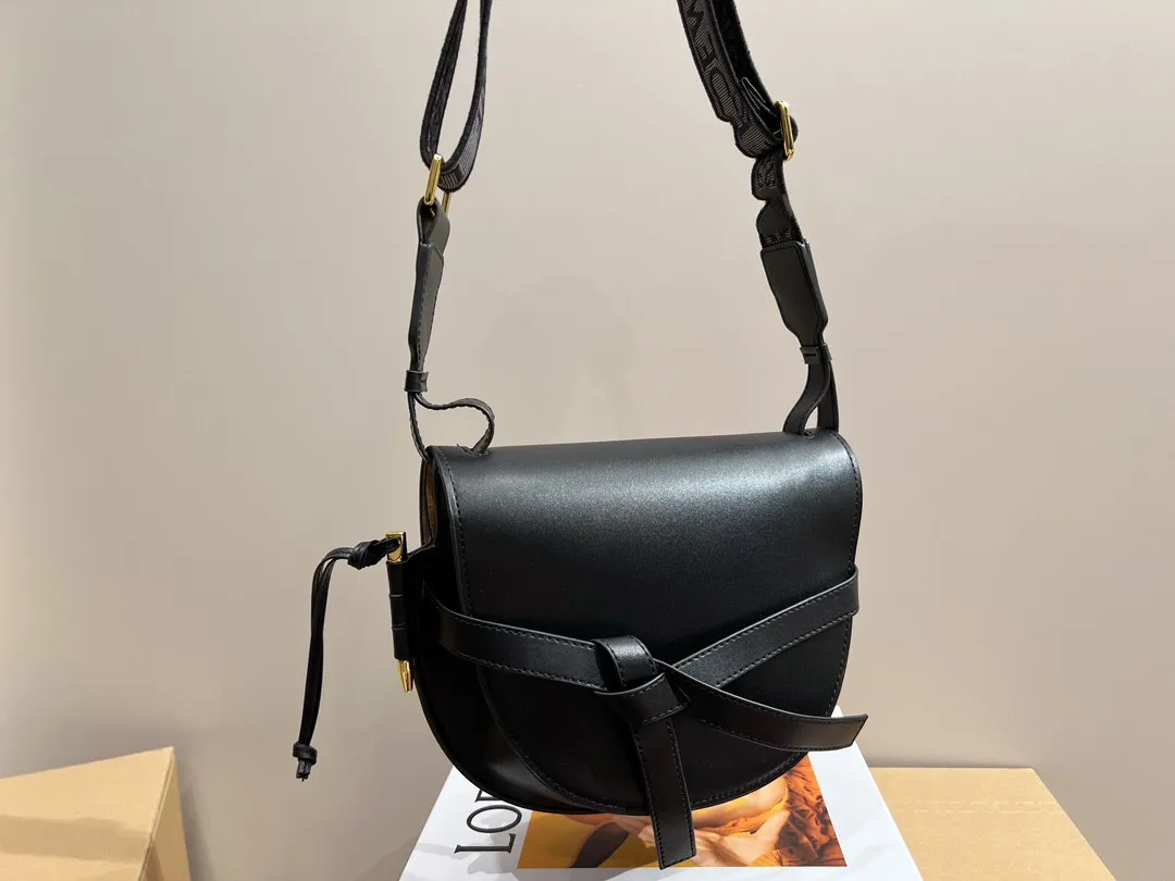 

2023 New Brand Luxury Designer Gate Genuine Cowhide Bow Saddle Saddle Crossbody Bag+BOX size:22*20cm