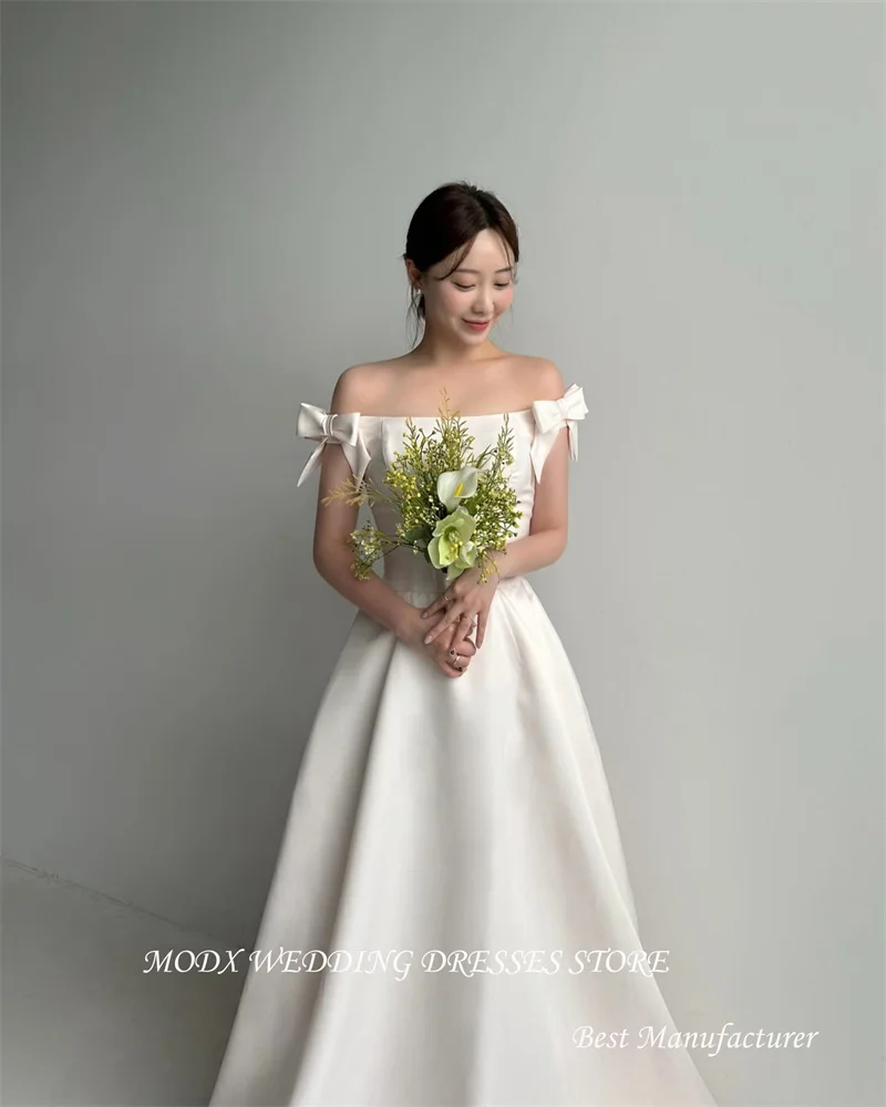 Платье свадебное атласное ТРАПЕЦИЕВИДНОЕ с открытыми плечами и бантом |