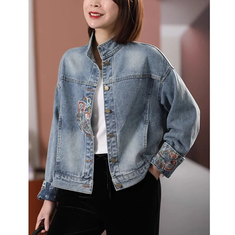Женская джинсовая куртка с вышивкой и графическим принтом синяя в Корейском
