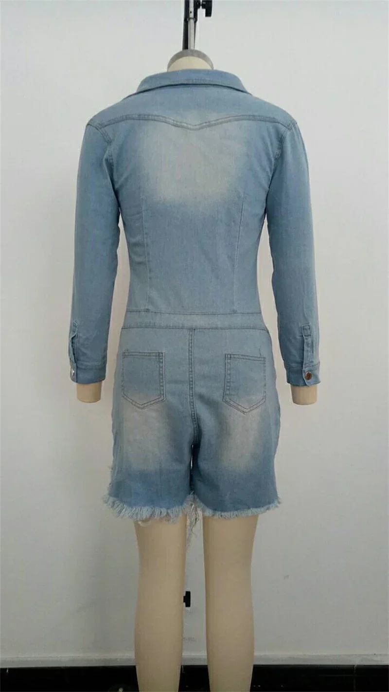 Джинсовый комбинезон с рваными шортами отложным воротником