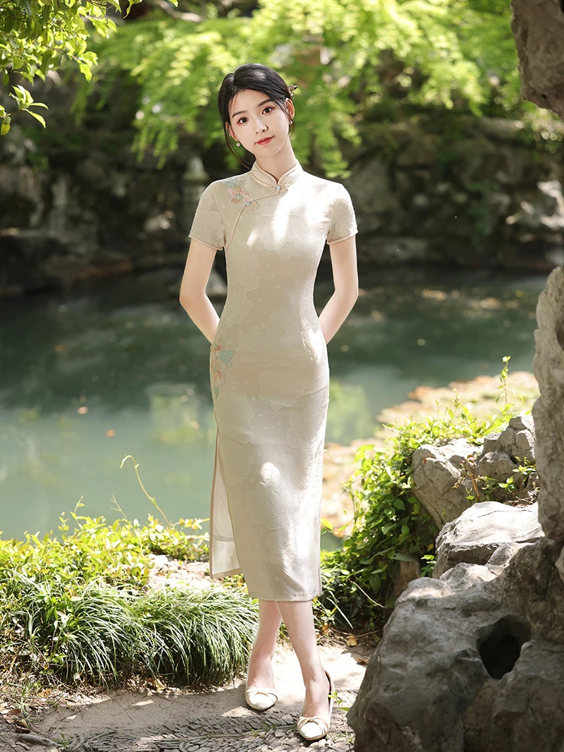 

Elegant and fashionable sexy modern female cheongsam, Chinese traditional national dress, daily life wearing the summer dress ch