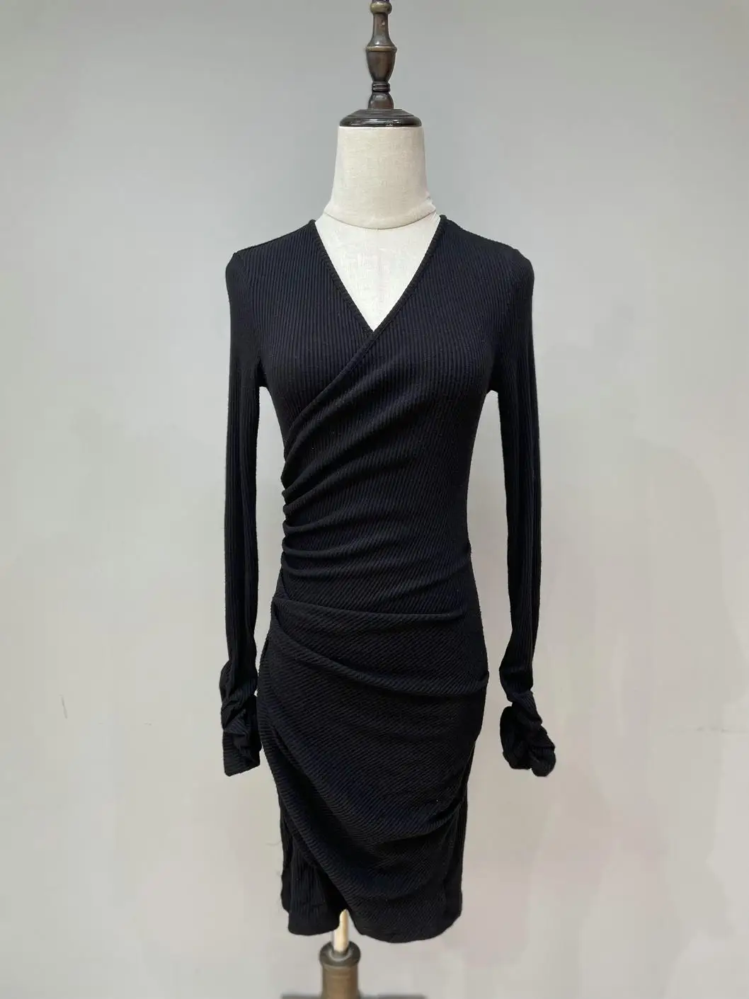 Зима 2024 новое шоу фигурка Royal Sister Sense вязаное платье-футляр с v-образным вырезом и