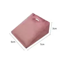 

Розовая бархатная подставка для украшений