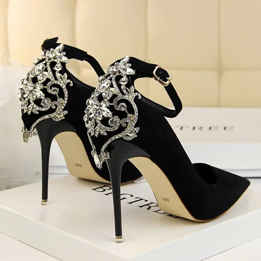 

Элегантные свадебные туфли с острым носком и кристаллами, женские туфли-лодочки, однотонные модные туфли из флока с пряжкой на высоком кабл...