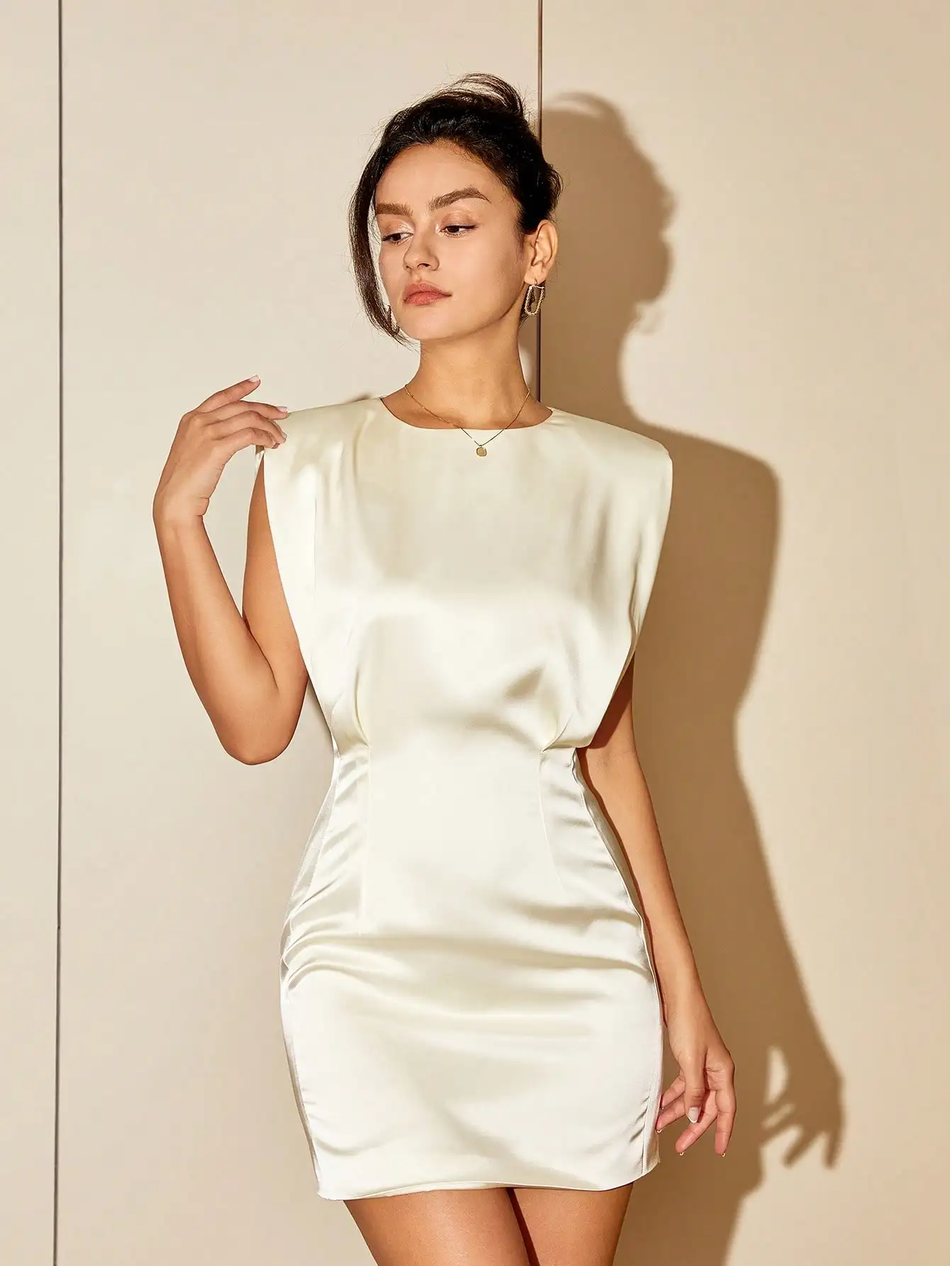 Женское однотонное короткое платье с завышенной талией запахом и круглым