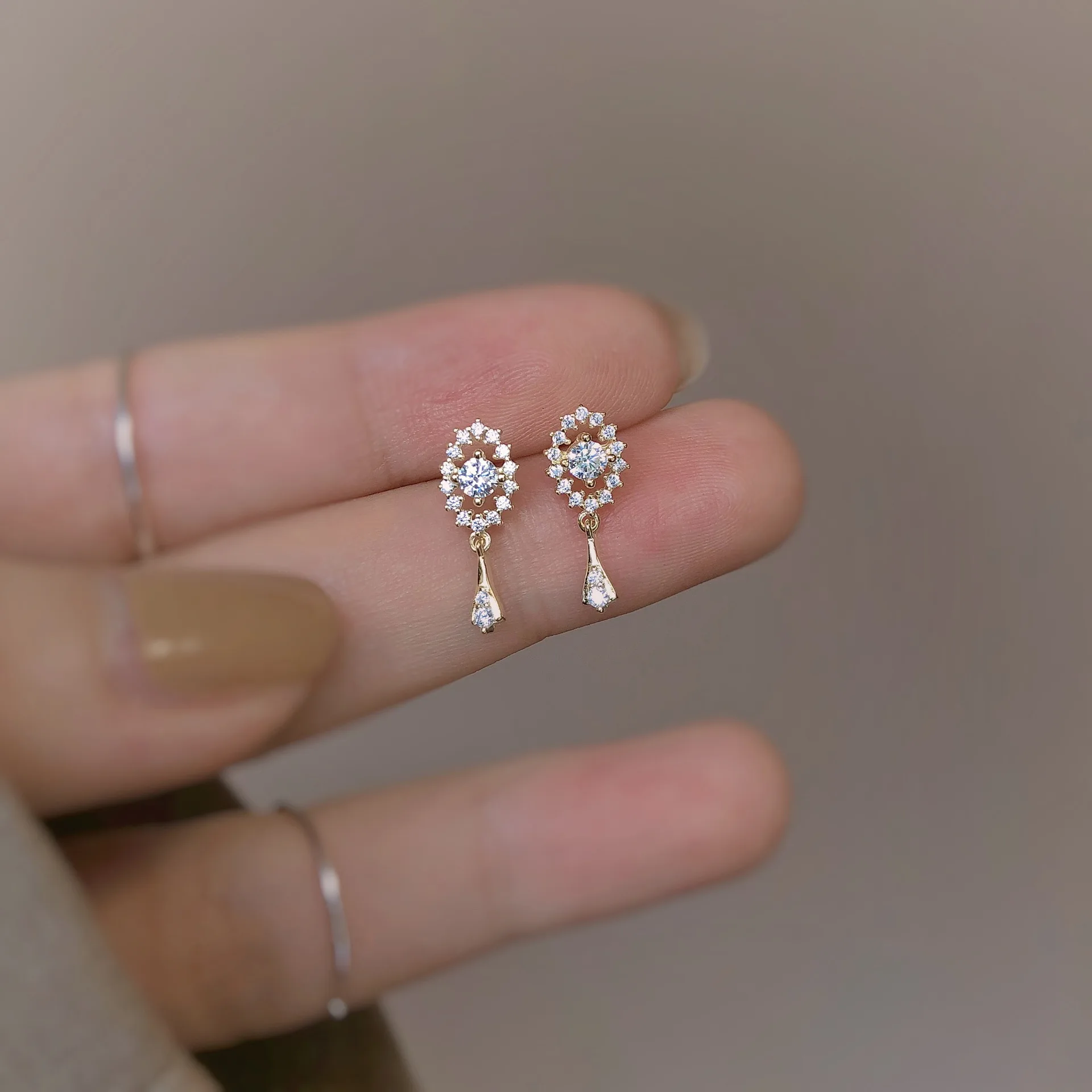

High-quality French niche earring elegant summer model retro temperament tassel earbob noble ball dating zircon eardrop 2022 new
