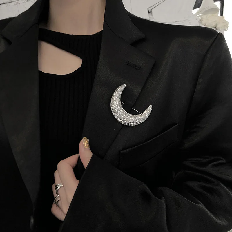 

Moon Pattern Fashion Brooch for Women Man Full Crystal Lapel Pins Shiny Rhinestone Overcoat Brooches Accessories Jewelry