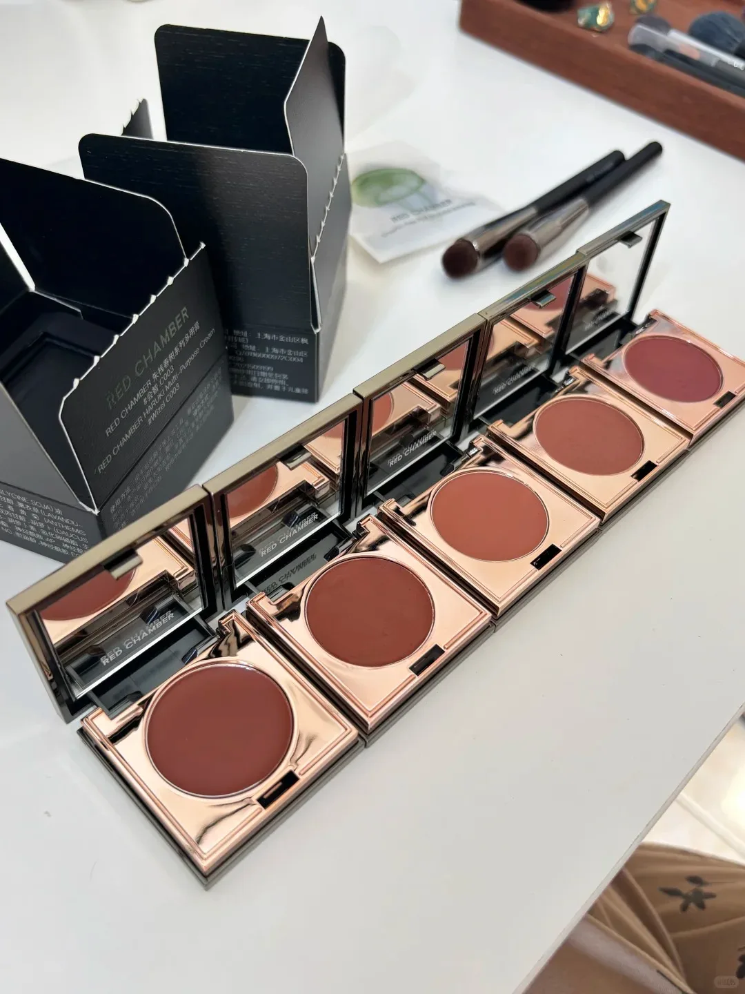 Фото Крем-румяна Red Chamber Multi-purpose Blush Cream RC, тени для век, помада, кисть, паста Chu Mei Le Kui, пудра для век, глина для глаз, блеск для губ №1