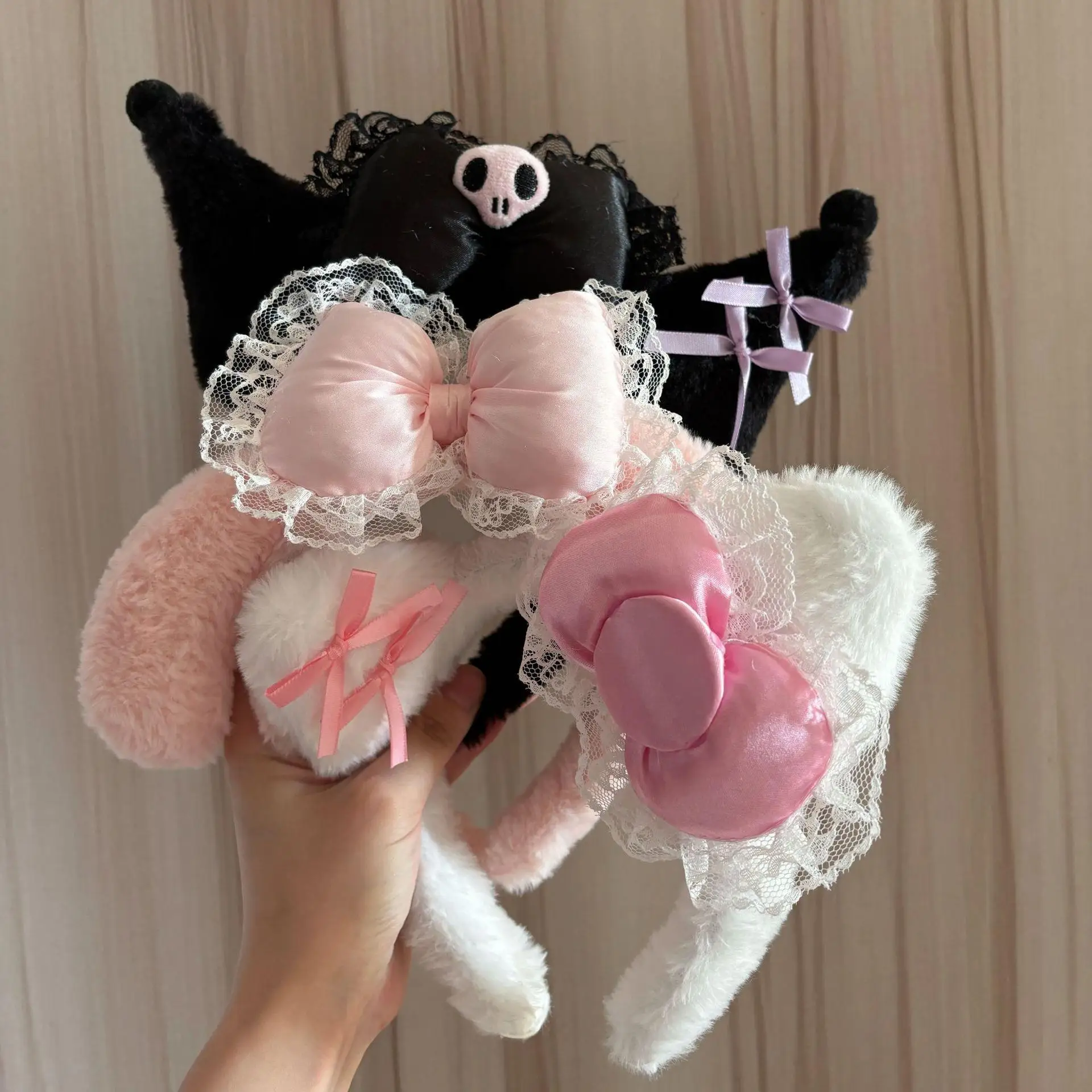 Фото Повязка на голову с розовым бантом My Melody и черной плюшевой заколкой Kuromi для костюма на Хэллоуин, аксессуар для волос Kawaii, обруч для волос для косплея №2