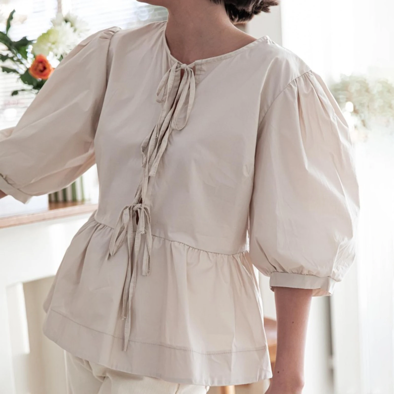 Женская блузка с коротким рукавом-фонариком круглым вырезом