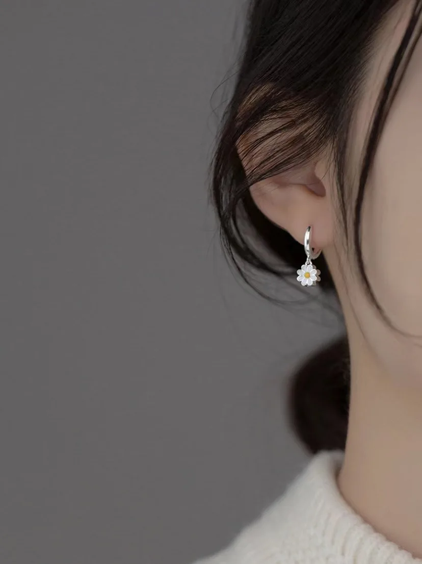 

INS Style Small Daisy Flower Ear Buckle Y2K Style Women's Earrings Japanese and Korean Popular Fresh Silver Earrings Party