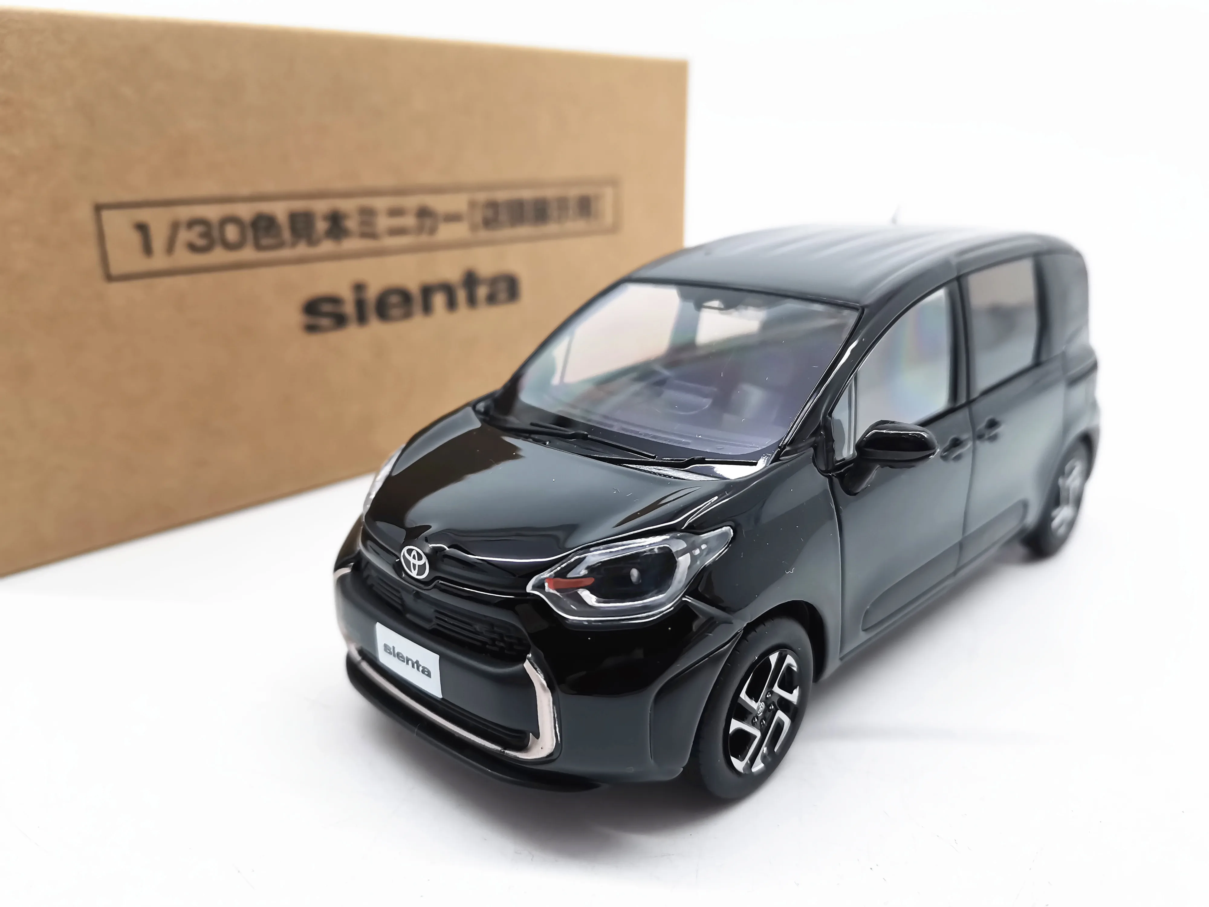 

1/30 2022 toyota SIENTA коллекция моделей автомобилей из сплава