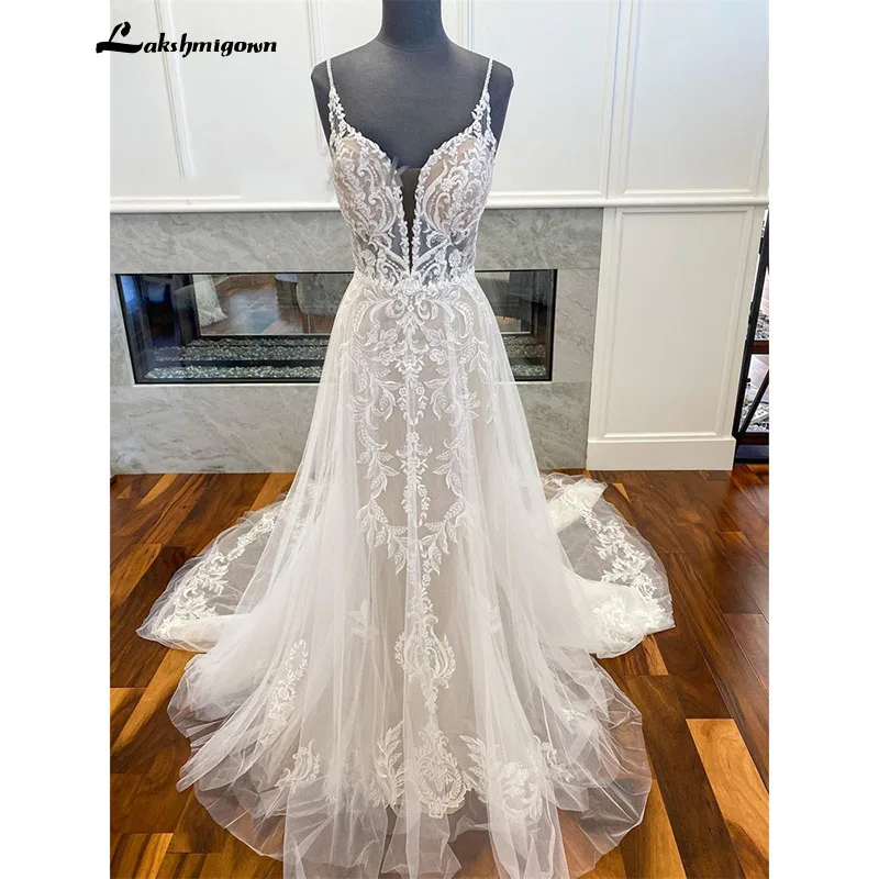 

Sexy Fit and Flare Wedding Dress Soft Tulle Over Skirt Bridal Gowns Spaghetti Straps Lace Appliques Sheer Bodice Low V Back