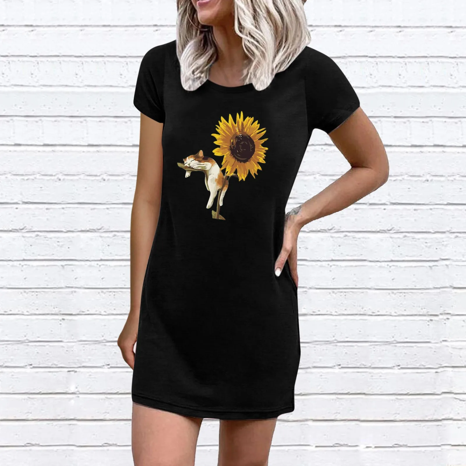 

Женское платье-футболка с круглым вырезом и принтом кошек и подсолнухов