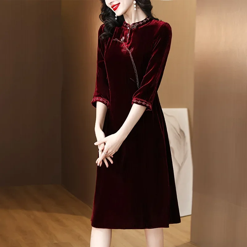 Элегантное винтажное бархатное платье с воротником-стойкой и вышивкой на