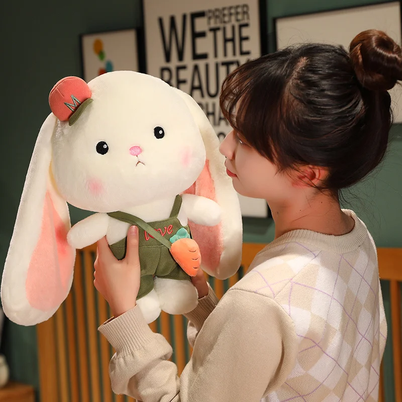 Плюшевый кролик с длинными ушками Милая нарядная мягкая игрушка-комбинезон