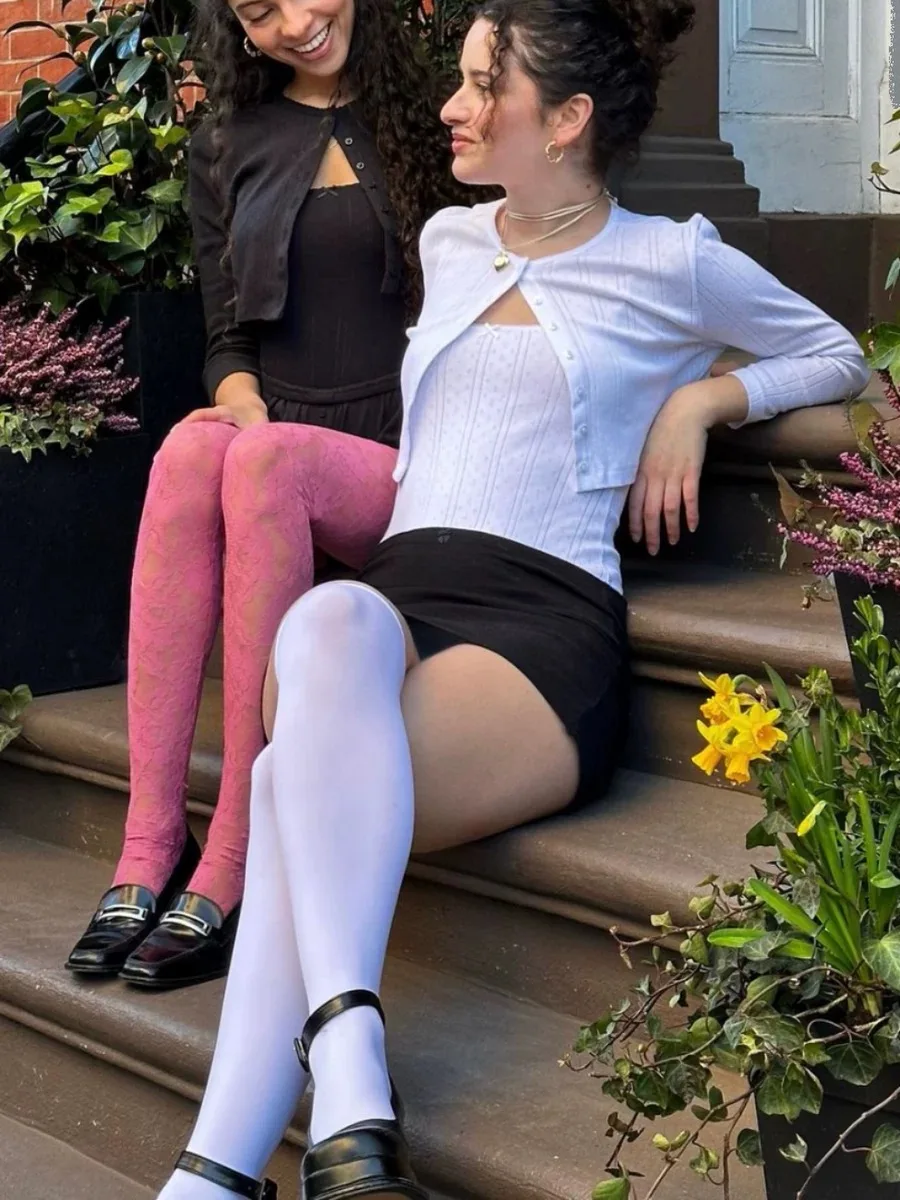 Короткая белая куртка с коротким рукавом и цветочным принтом