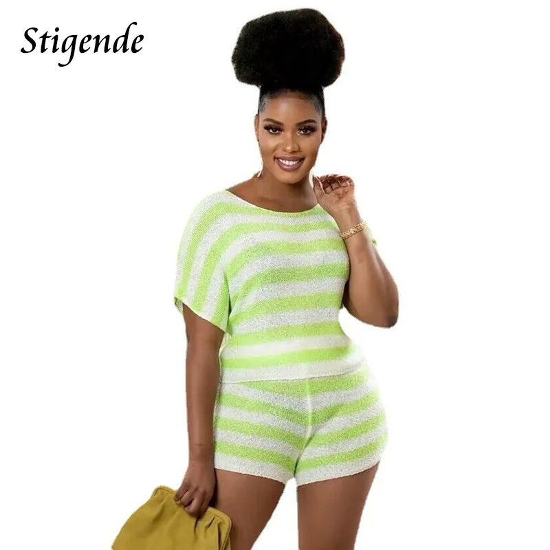 

Женский комплект из двух предметов, футболка с круглым вырезом и шорты в полоску