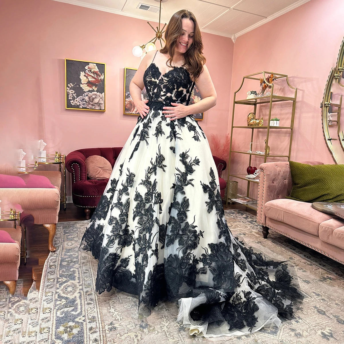 Черно-белое свадебное платье на бретельках с вышивкой и кружевом открытой спиной