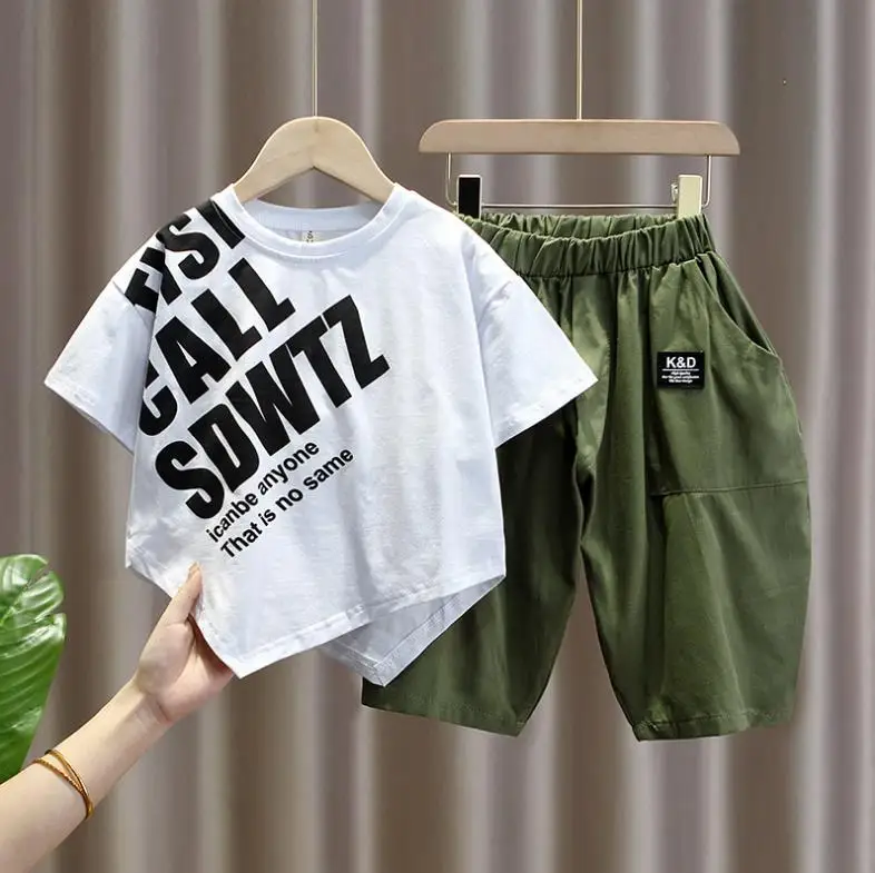 

Летний детский костюм из футболки с коротким рукавом и шортов