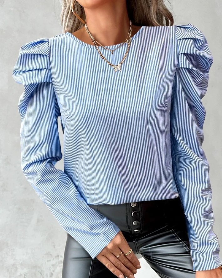 Женская блузка с круглым вырезом длинным рукавом и рюшами