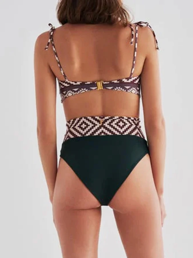 Рисунок 2 - Бикини с высокой талией и цветочным принтом