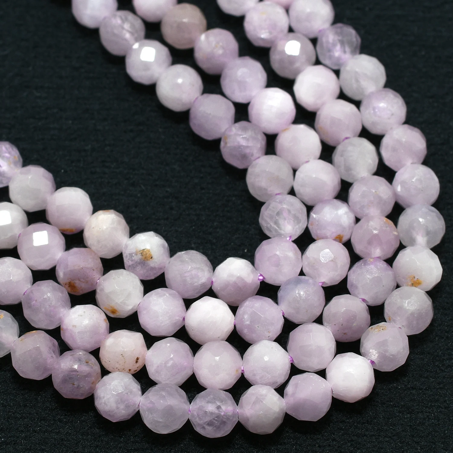 Натуральный кунцит с небольшим дефектом граненые круглые бусины 4 6 мм