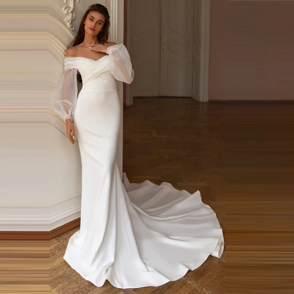 

Женское атласное платье с открытыми плечами и юбкой-годе