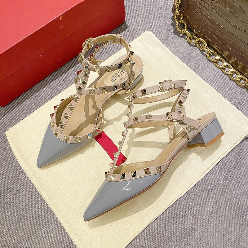 Luxury Brand Women's Sandals 2023 Summer Ankle Strap Leather Rivets Thick Heel Sandals Pointed Toe Fashion Ladies Designer Pumps