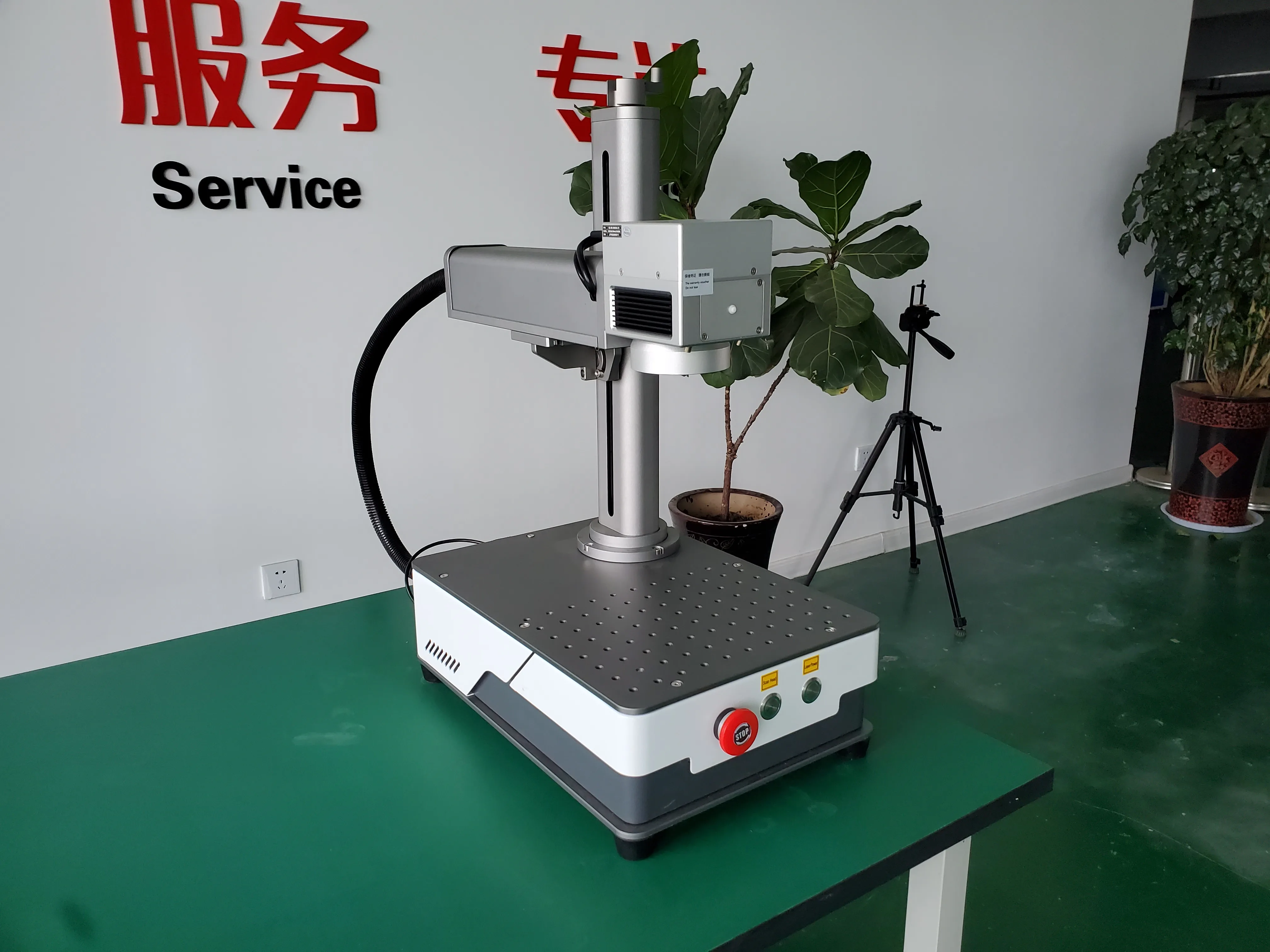 Портативная волоконная лазерная маркировочная машина mini MAX 30 Вт и 100