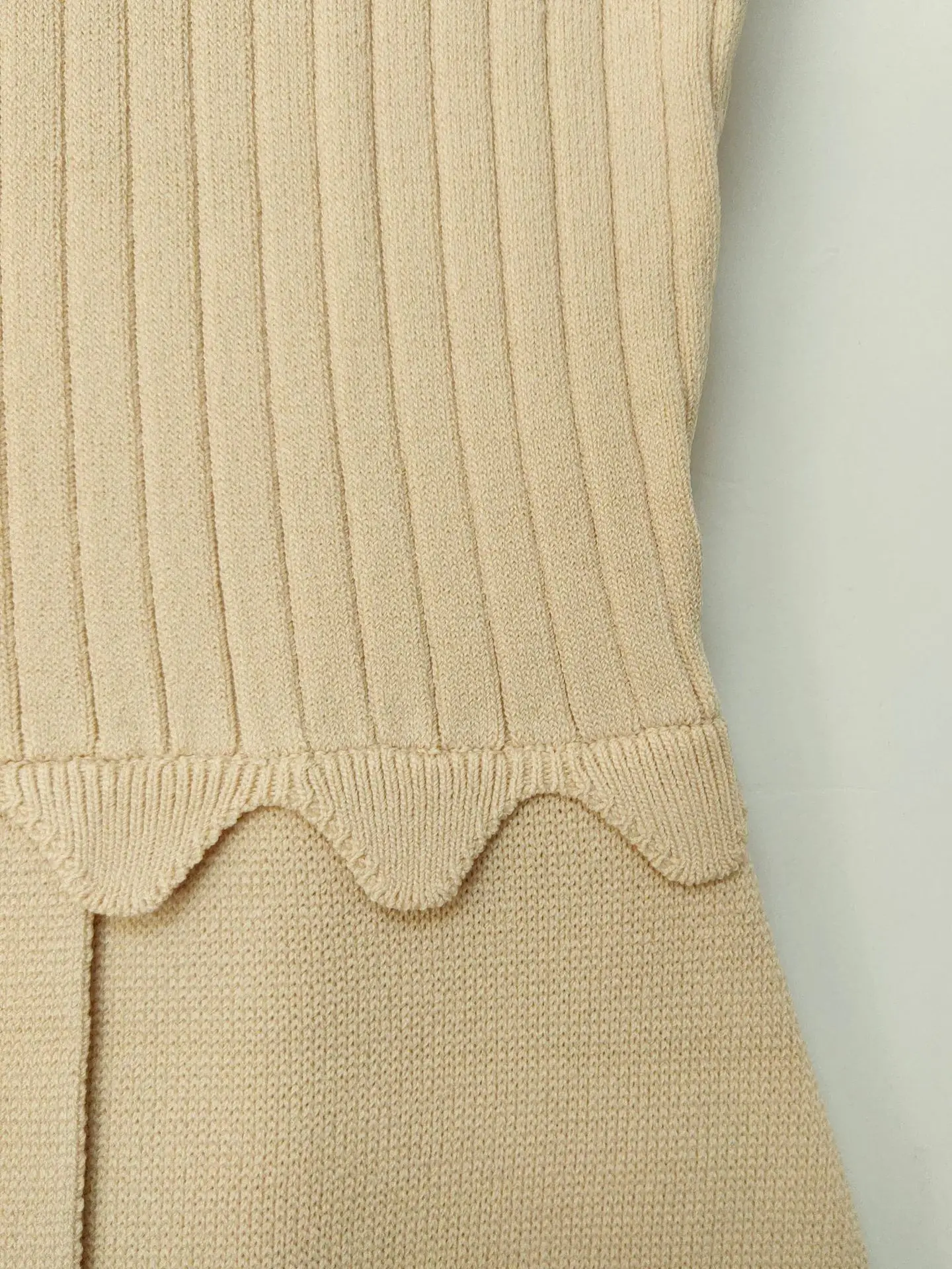 

Платье-мини женское трикотажное ТРАПЕЦИЕВИДНОЕ, с коротким рукавом и воротником-стойкой