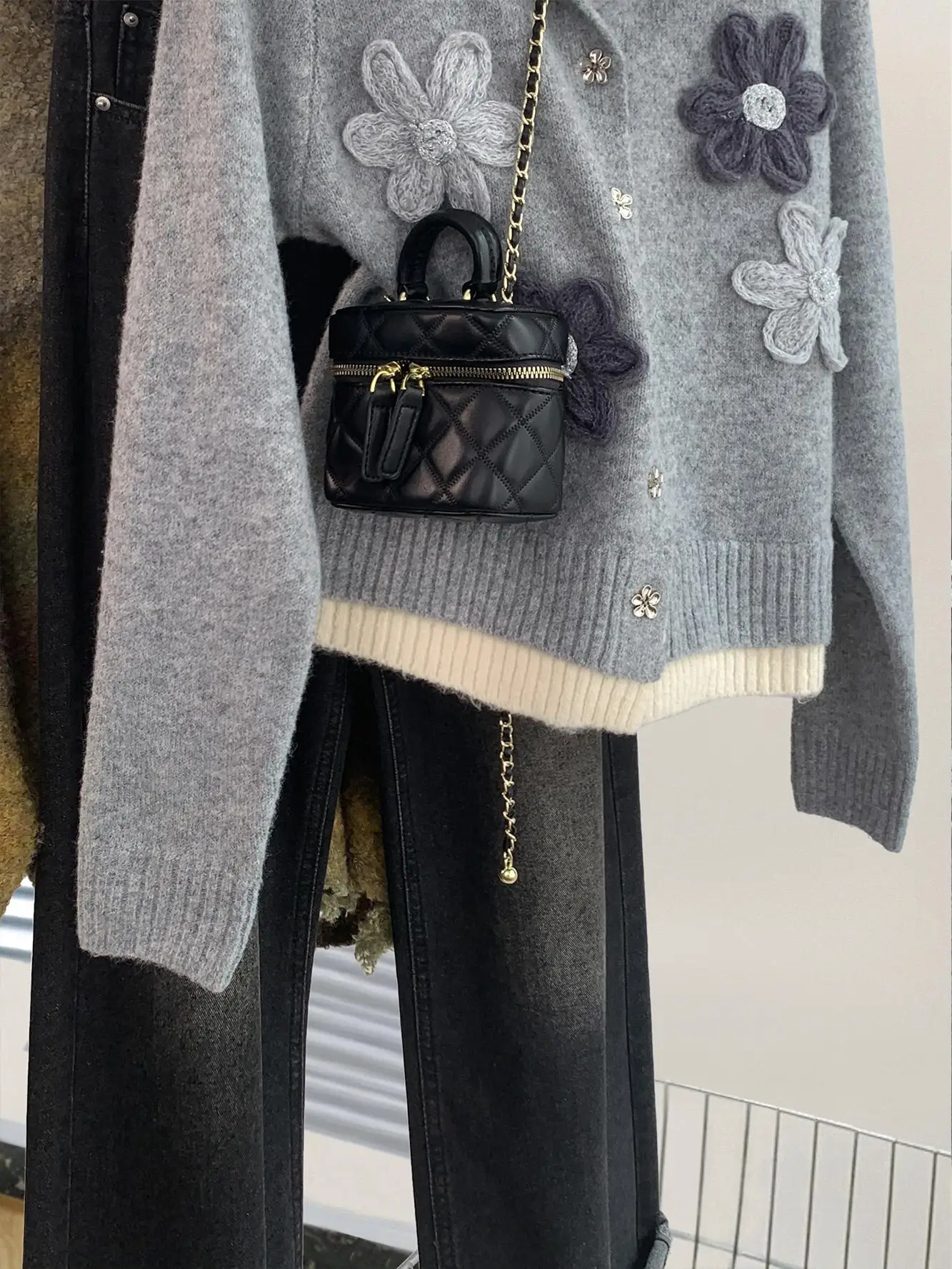 Женский вязаный кардиган из двух предметов с серой цветочной вышивкой осень и