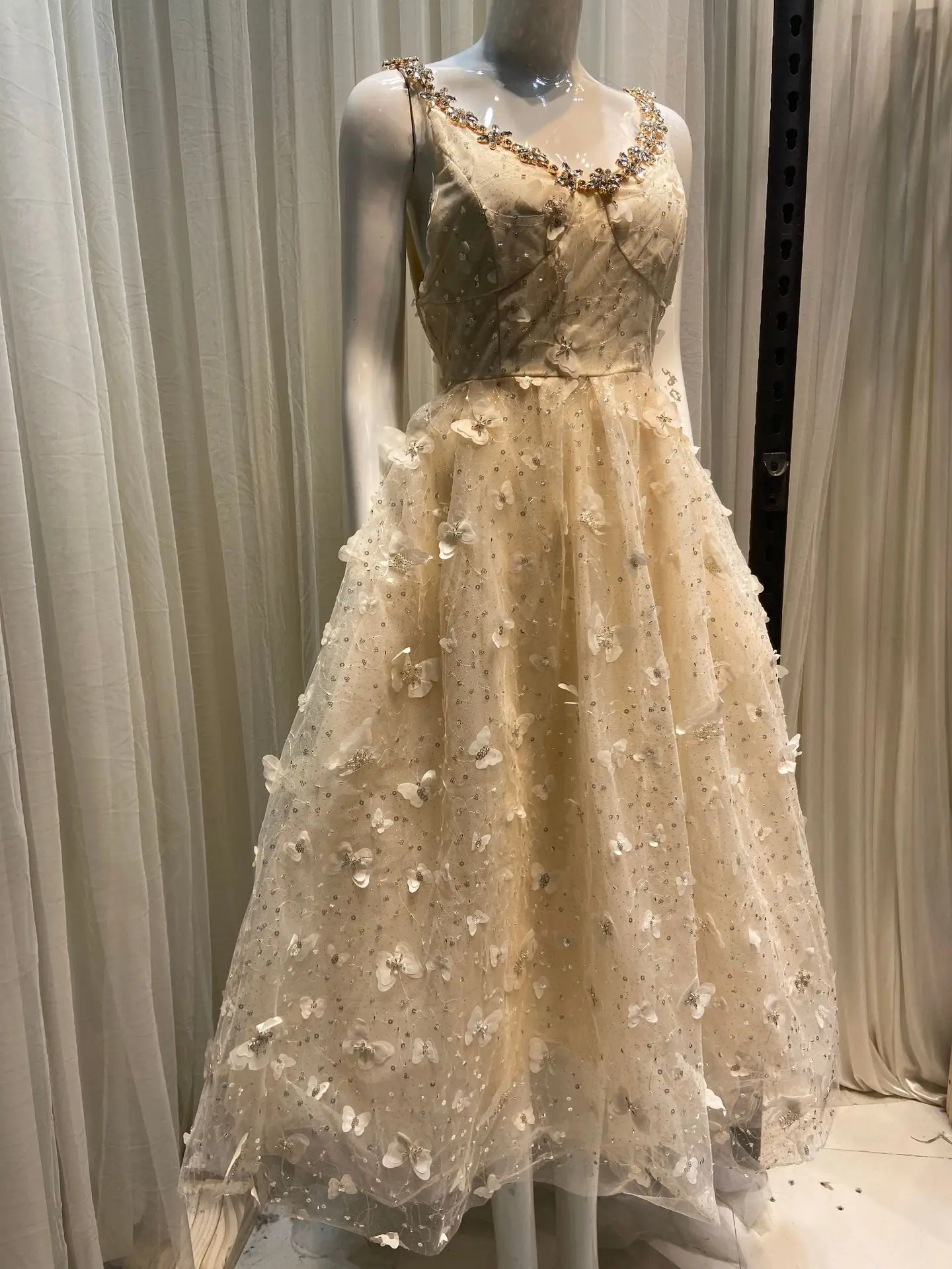 

Платье женское средней длины на бретельках с открытой спиной и бантом