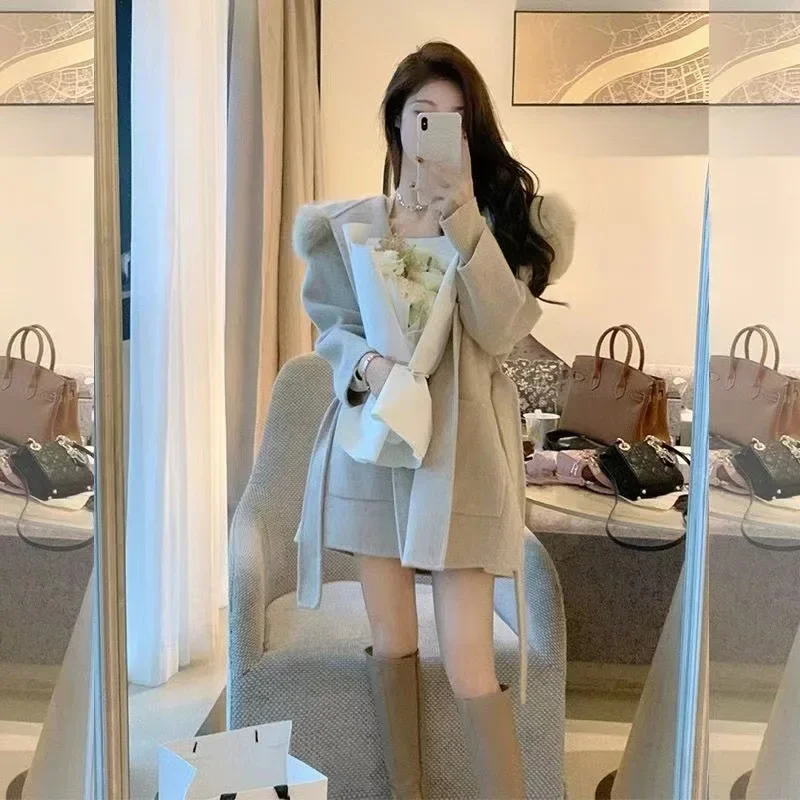 Двухсторонняя шерстяная куртка средней длины с капюшоном