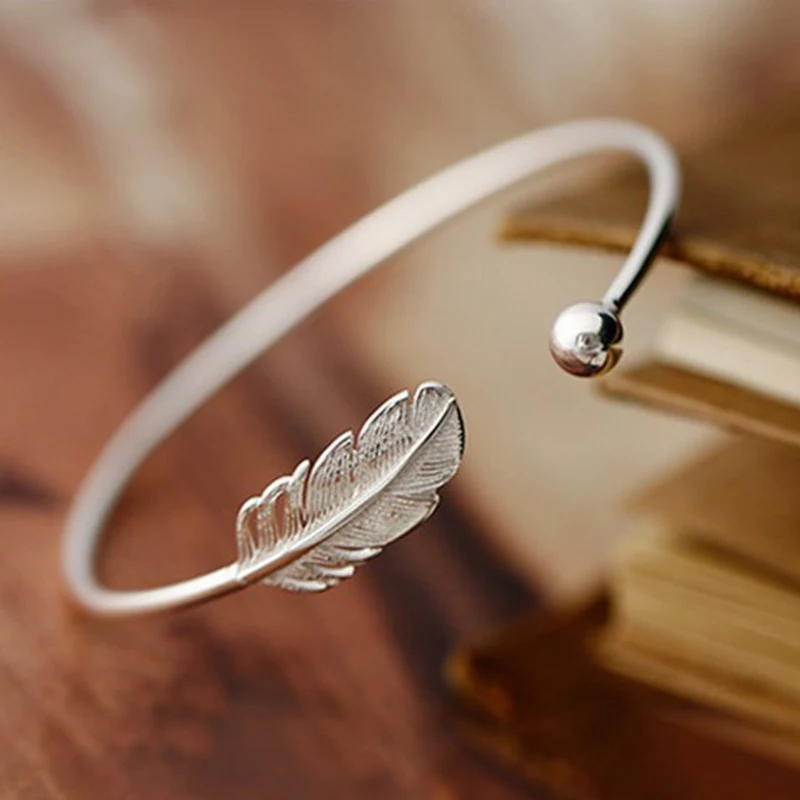 

Feather Opening Bracelet Women Fashion Temperament Bracelet Sweet Feather Bracelet High Quality Gift for Women Size Adjustable