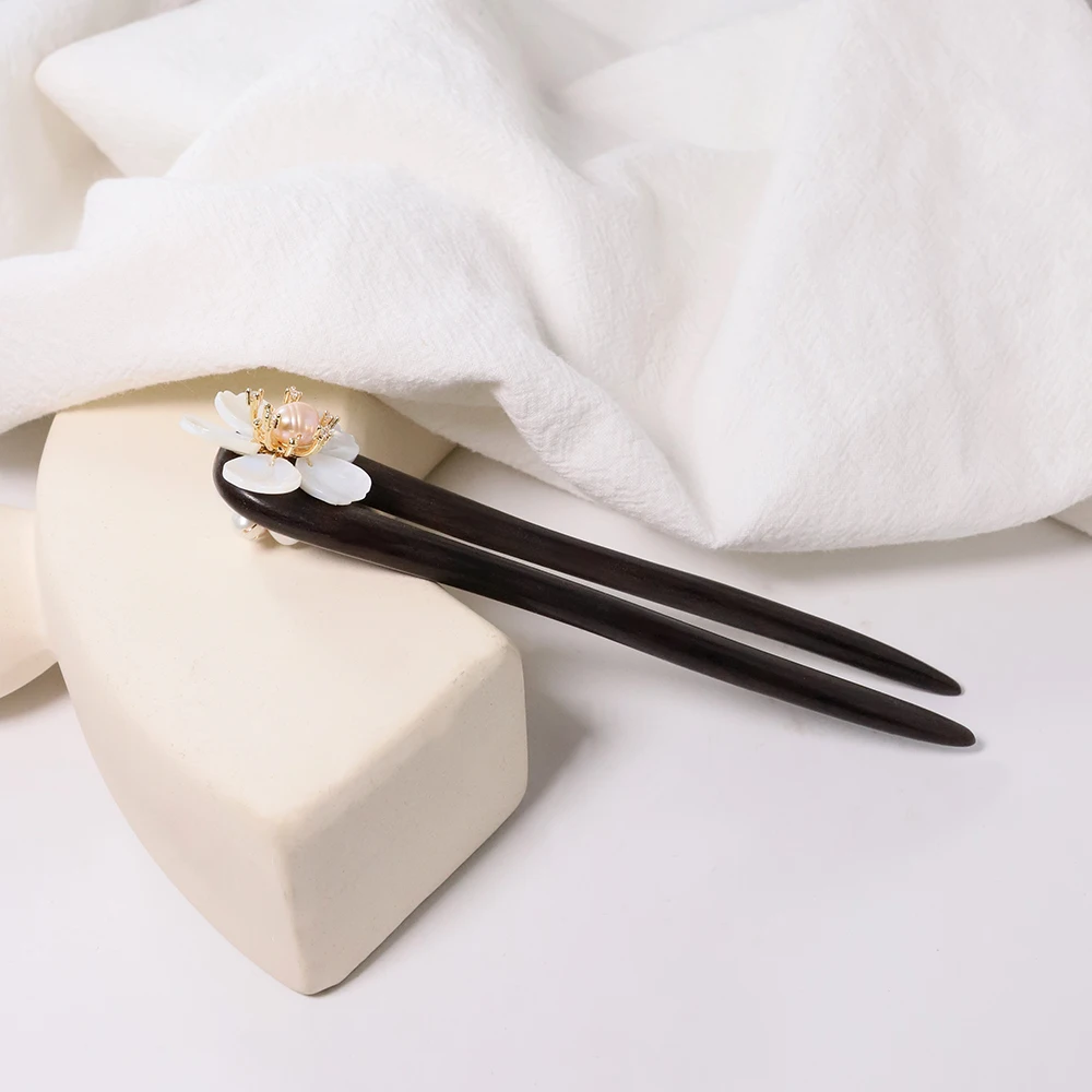 Заколка для волос в виде ракушки с цветком сандалового дерева и жемчугом