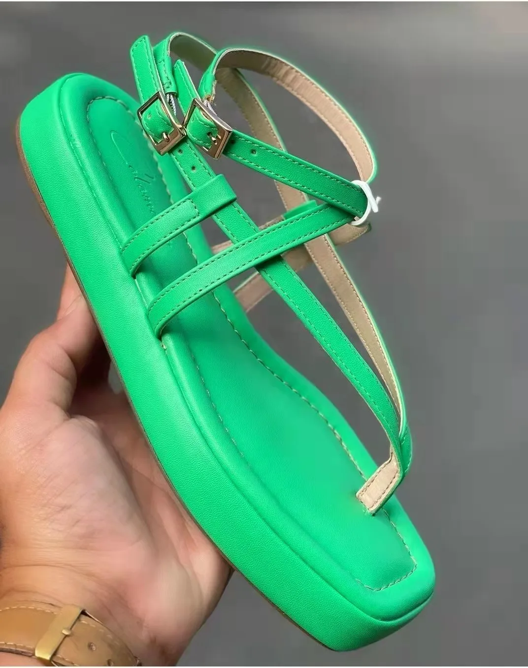 

Женские босоножки, летняя обувь на плоской подошве, новинка 2022, трендовая брендовая модная повседневная женская обувь с клипсой, пляжные ту...