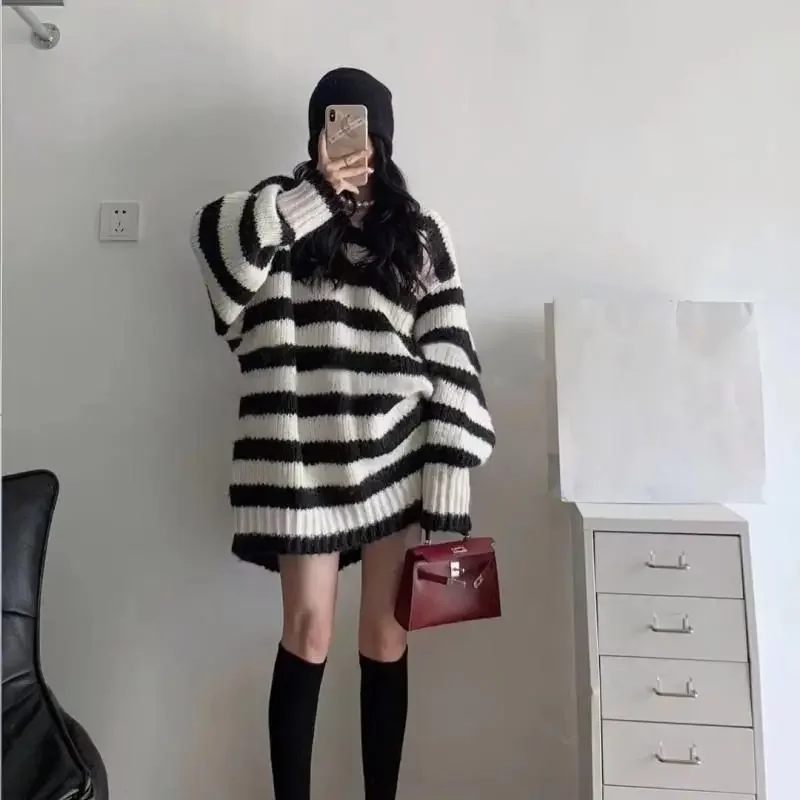 Корейский свитер средней и длинной толстой нити в контрастную полоску женский